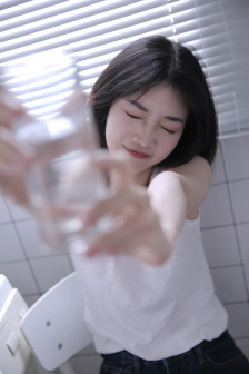 女生大便正在出屎图片